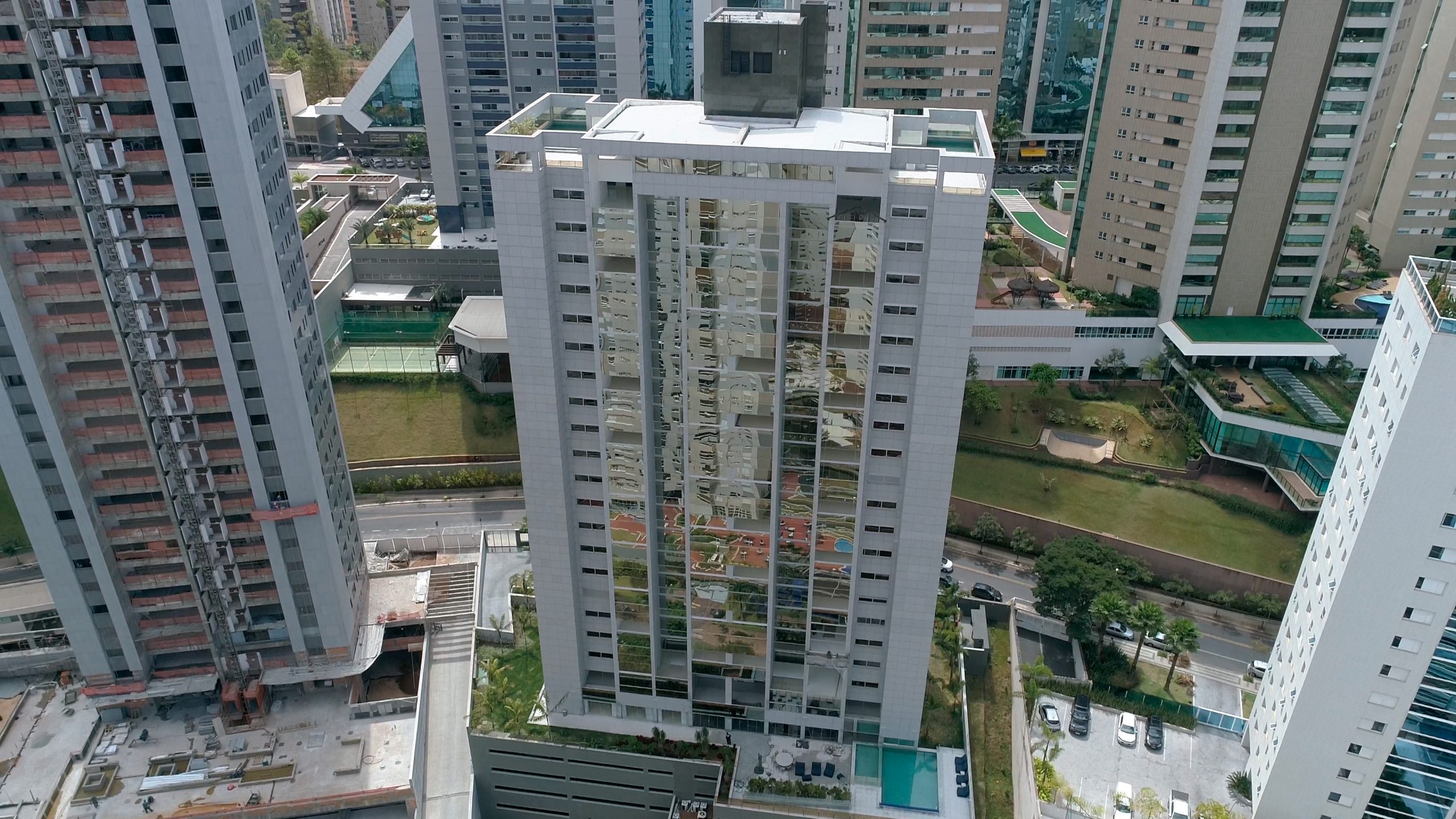 Você está visualizando atualmente Edifício Green Tower tem projetos de Leonardo Rotsen, Bernadette Correa e Manu Lolato